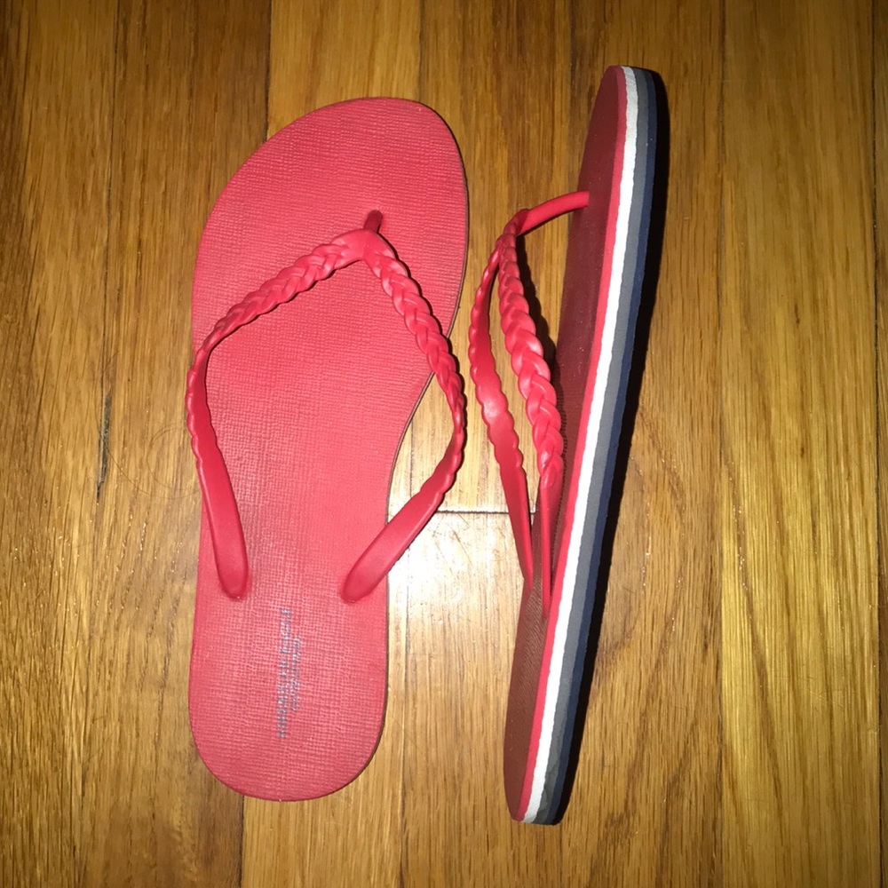 American Eagle flip flops